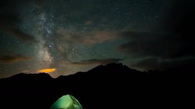 星星，银河系在营地帐篷